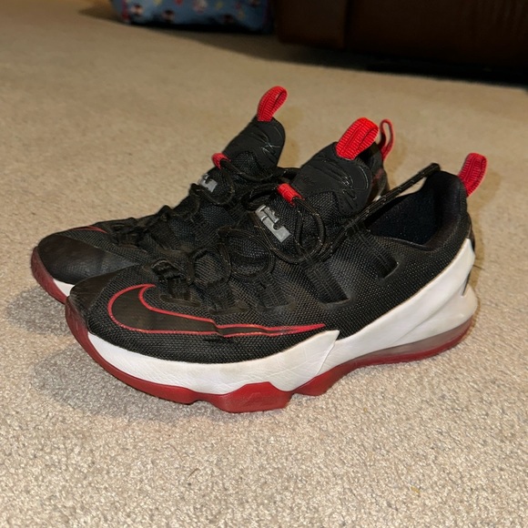 nike lebron xiii low black red size 9